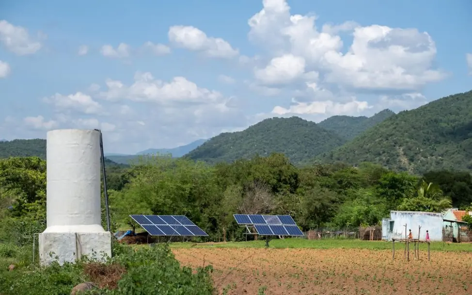 Indien: Nachhaltige Wasserversorgung | © UNICEF/Muthuramalingam Bild einer solarbetriebenen Anlage in Indien.