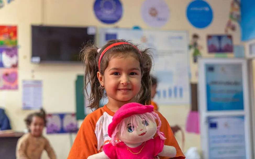 Gute Nachricht: Gulsoom (8) spielt in einem von UNICEF unterstützten kinderfreundlichen Zentrum.