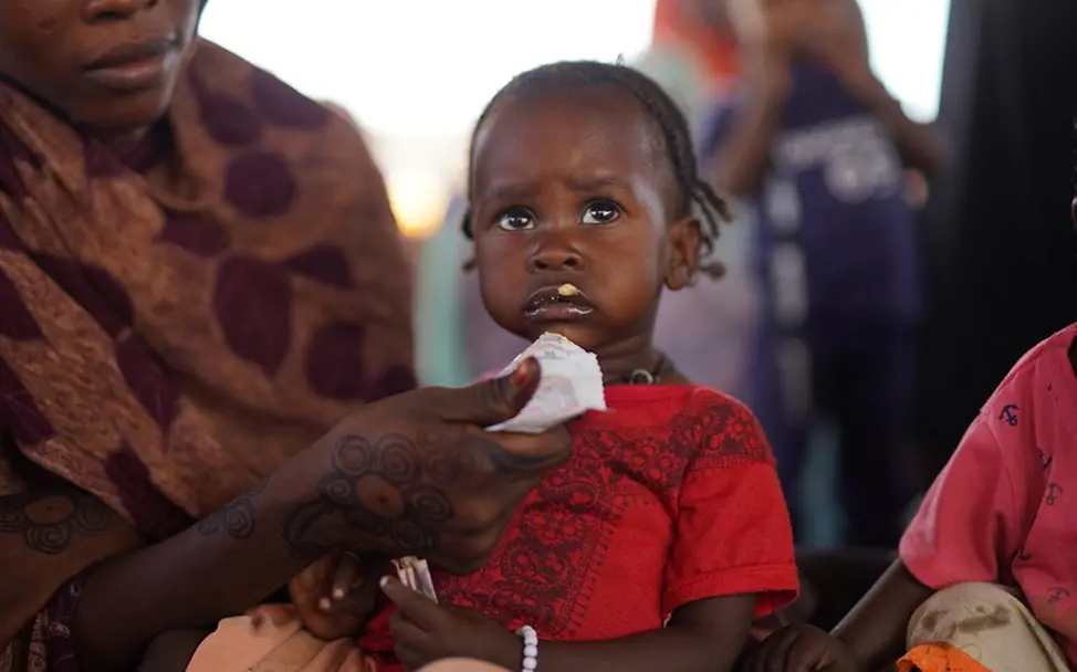Eine Mutter und ihr Kind in einem Ernährungszentrum in Tawila.