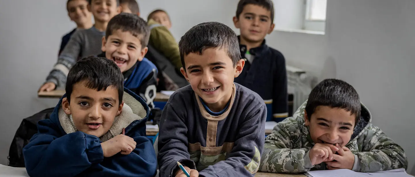 Schulkinder in einer Schule im Westen des Iran. | © UNICEF/Sayyari UNICEF Iran: Seit vielen Jahrzehnten setzt sich UNICEF für das Wohlergehen und den Schutz der Mädchen und Jungen im Iran ein.