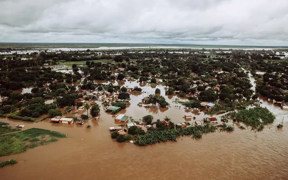 Überschwemmungen Mosambik: Eine Siedlung steht unter Wasser