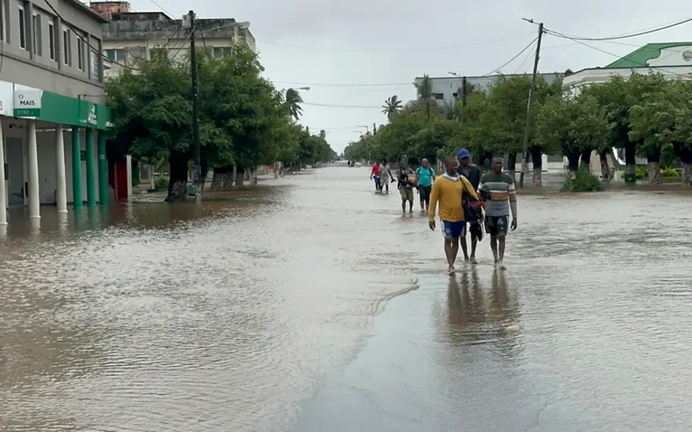 Überschwemmungen Mosambik: Menschen laufen durch überflutete Straßen