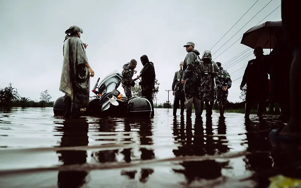 Überschwemmung Mosambik: Erstheler*innen in einem Boot 