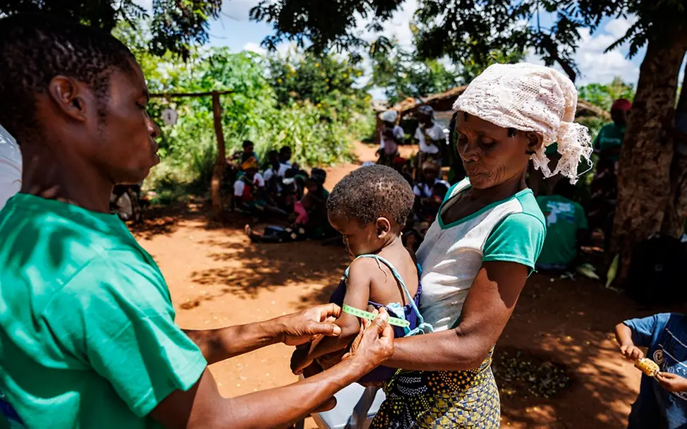 Überschwemmungen Mosambik: Der Oberarm eines Kindes wird gemessen