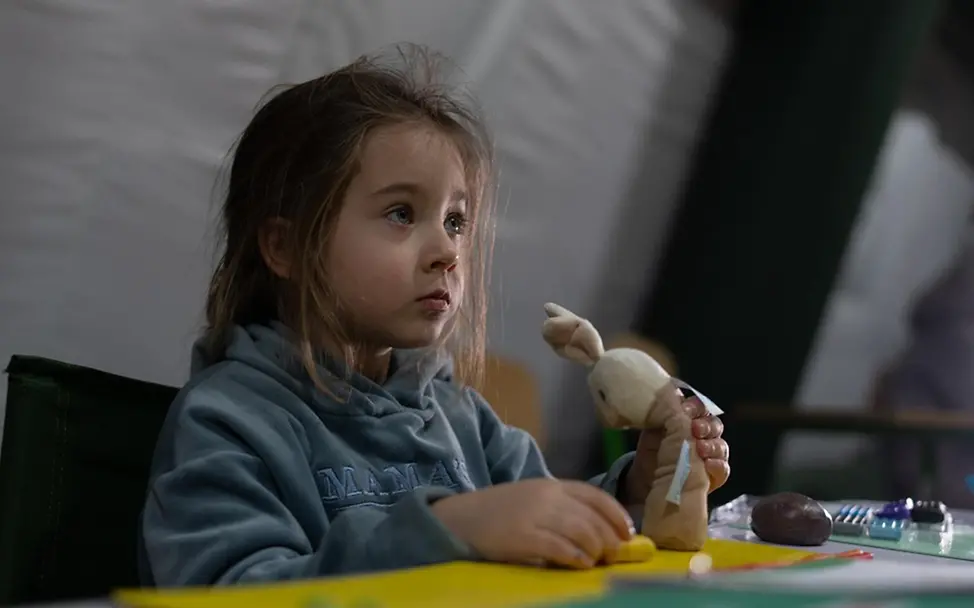 Mila (4) spielt in einem Zelt beheizten mobilen Zelt. | © UNICEF/Filippov Ukraine Krieg: Mila (4) spielt in einem Zelt beheizten mobilen Zelt.