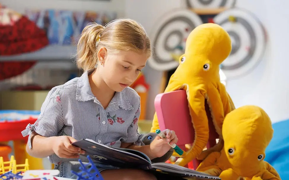 Ukrainische geflüchtete Kinder lernen und spielen in Rumänien. | © UNICEF/Holerga Ukraine Krieg: Ukrainische geflüchtete Kinder lernen und spielen in Rumänien.