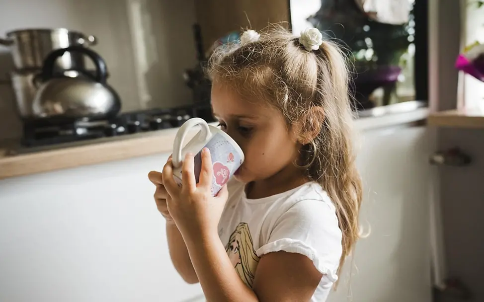 Masha (4) trinkt Wasser in der Küche ihrer Familie. | © UNICEF/Kryvopyshyn Ukraine Krieg: Masha (4) trinkt Wasser in der Küche ihrer Familie.