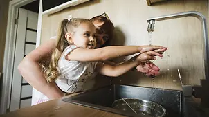 Masha (4) und ihre Mutter waschen sich die Hände. | © UNICEF/Kryvopyshyn Ukraine Krieg: Masha (4) und ihre Mutter waschen sich die Hände.