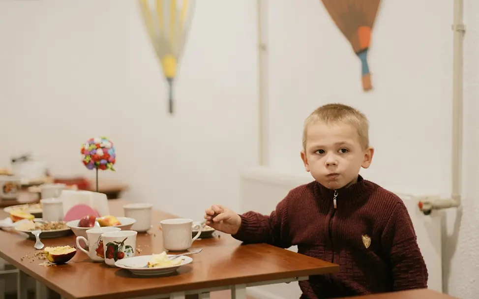 Mykola (5) isst in seiner Vorschule. | © UNICEF/Pashkina Ukraine Krieg: Mykola (5) isst in seiner Vorschule.