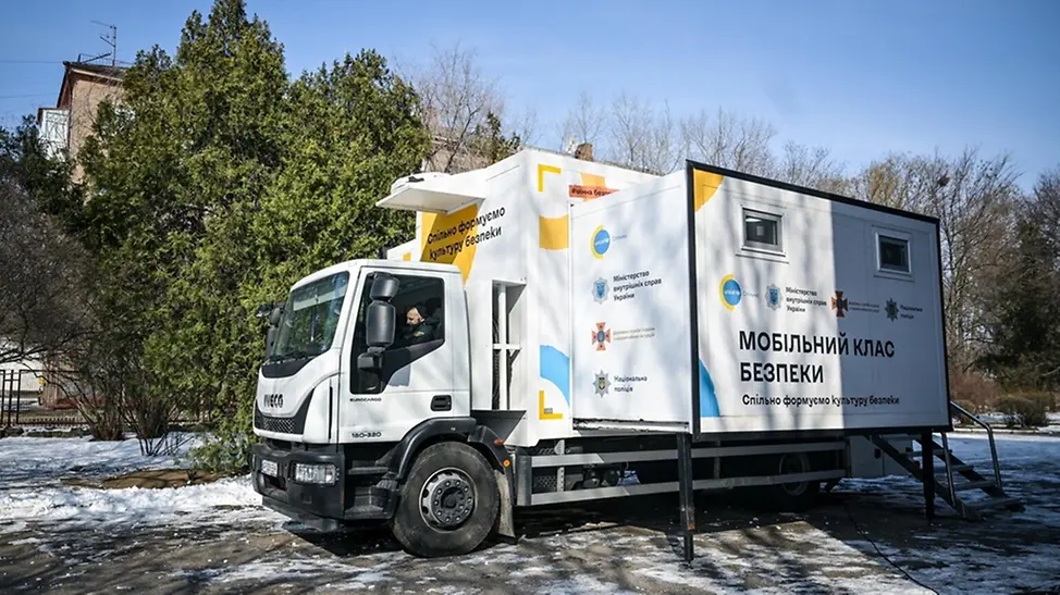 Diese speziellen Fahrzeuge hat UNICEF für das mobile Sicherheitstraining zur Verfügung gestellt. | © UNICEF/UNI772993/Smoliyenko Ukraine Krieg: Diese speziellen Fahrzeuge hat UNICEF für das mobile Sicherheitstraining zur Verfügung gestellt.