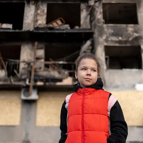 Myroslava (8) steht vor einem zerbombten Wohnhaus, das einmal ihr Zuhause war. | © UNICEF/Filippov Myroslava (8) steht vor einem zerbombten Wohnhaus, das einmal ihr Zuhause war.