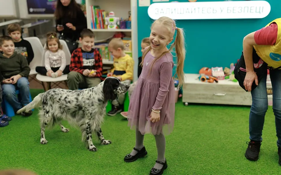Die Hündin Petra bringt die Kinder zum Lachen. | © UNICEF/Bilyk Die Hündin Petra bringt die Kinder zum Lachen.