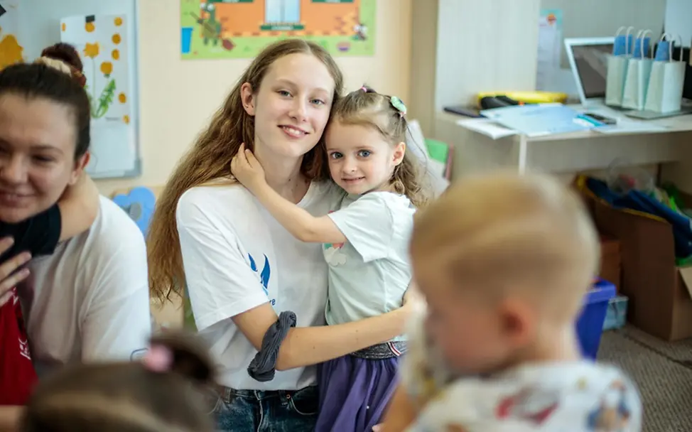 Alina (16) und Viktoria bei der Veranstaltung zum Thema Hygiene. | © UNICEF/UNI645795/Yevtushenko Alina (16) und Viktoria bei der Veranstaltung zum Thema Hygiene.
