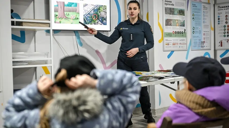 Im mobilen Klassenzimmer lernen die Kinder sich vor Minen und anderen Gefahren zu schützen. | © UNICEF/Smoliyenko Im mobilen Klassenzimmer lernen die Kinder sich vor Minen und anderen Gefahren zu schützen.