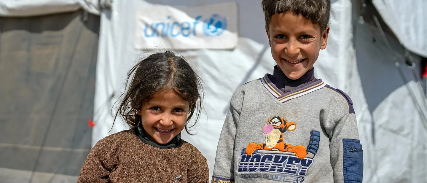 UNICEF Impact Circle: Kinder vor einem Kinderschutzzentrum.