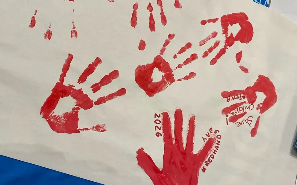 Rote Handabdrücke symbolisieren den Einsatz gegen Kindersoldaten am Red Hand Day 2026