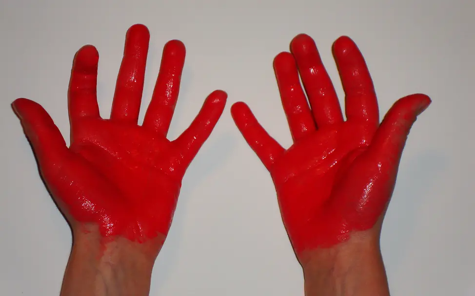 Rote Handabdrücke symbolisieren den Einsatz gegen Kindersoldaten am Red Hand Day 2026 Rote Handabdrücke symbolisieren den Einsatz gegen Kindersoldaten am Red Hand Day 2026