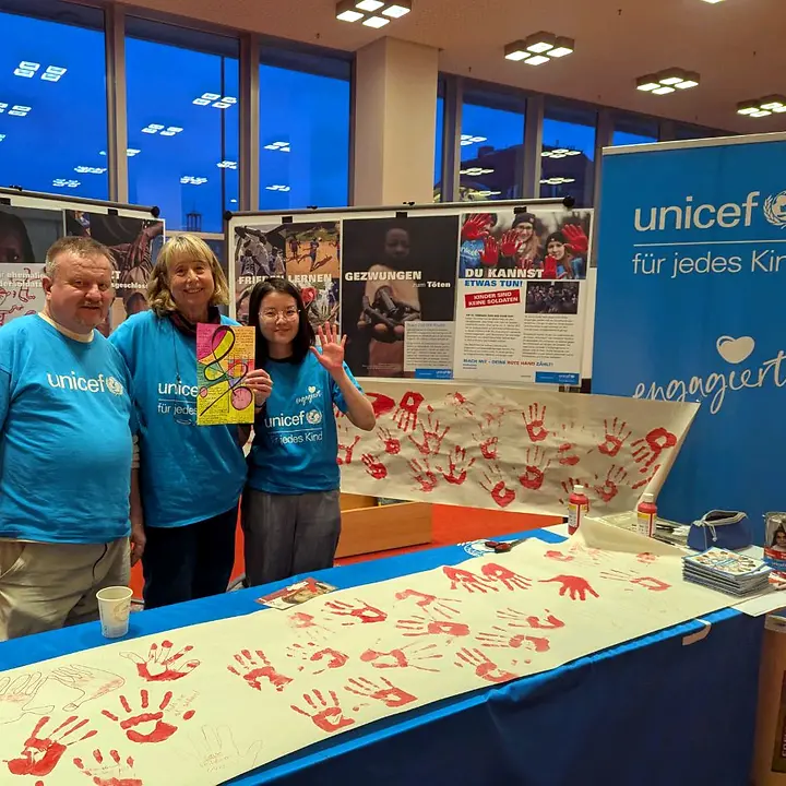 Rote Handabdrücke symbolisieren den Einsatz gegen Kindersoldaten am Red Hand Day 2024