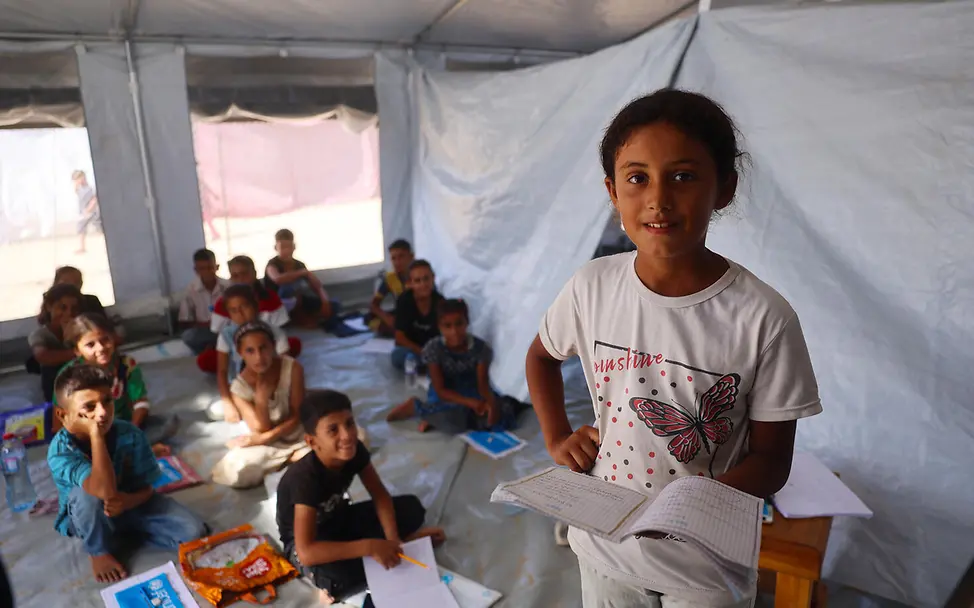 Gaza spenden: Ein Mädchen in einem Schulzelt in Deir al-Balah 