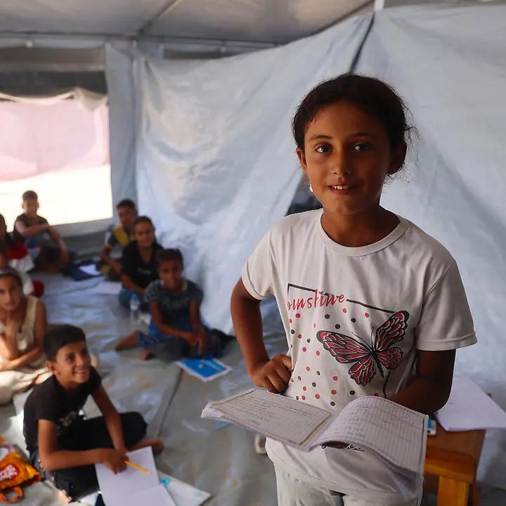 Lana ist zehn und freut sich, wieder lernen zu können. | © UNICEF/Nateel Gaza spenden: Ein Mädchen in einem Schulzelt in Deir al-Balah