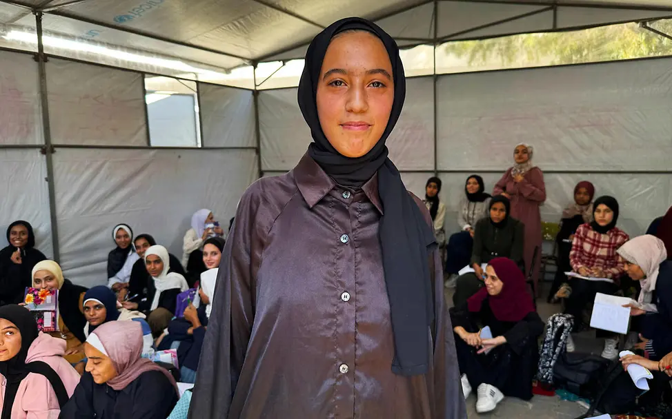 Gaza spenden: Lama, 16, zusammen mit ihren Klassenkameradinnen in einem Lernzelt. 