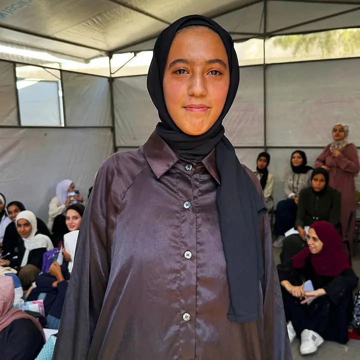 Lama, 16, kann endlich wieder ihre schulische Bildung fortsetzen. | © UNICEF/UNICEF State of Palestine Gaza spenden: Lama, 16, zusammen mit ihren Klassenkameradinnen in einem Lernzelt.