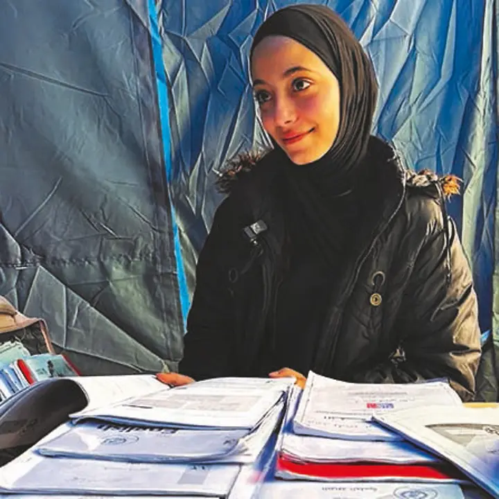 Jana, 17, bereitet sich auf ihre Schulabschlussprüfungen vor. | © UNICEF/UNICEF State of Palestine Gaza spenden: Jana, 17, bereitet sich auf ihre Schulabschlussprüfungen vor.