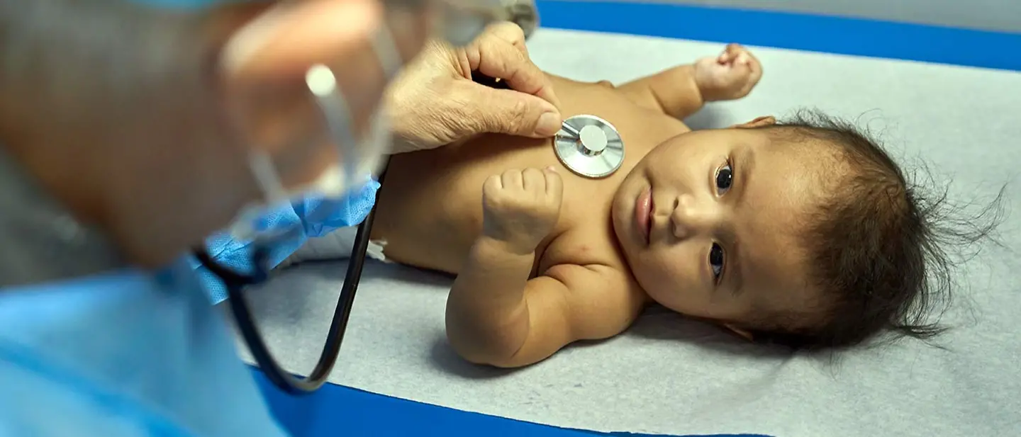 Medizinische Hilfe: Ein Arzt in einer Gesundheitsstation in Panama untersucht ein Neugeborenes. 