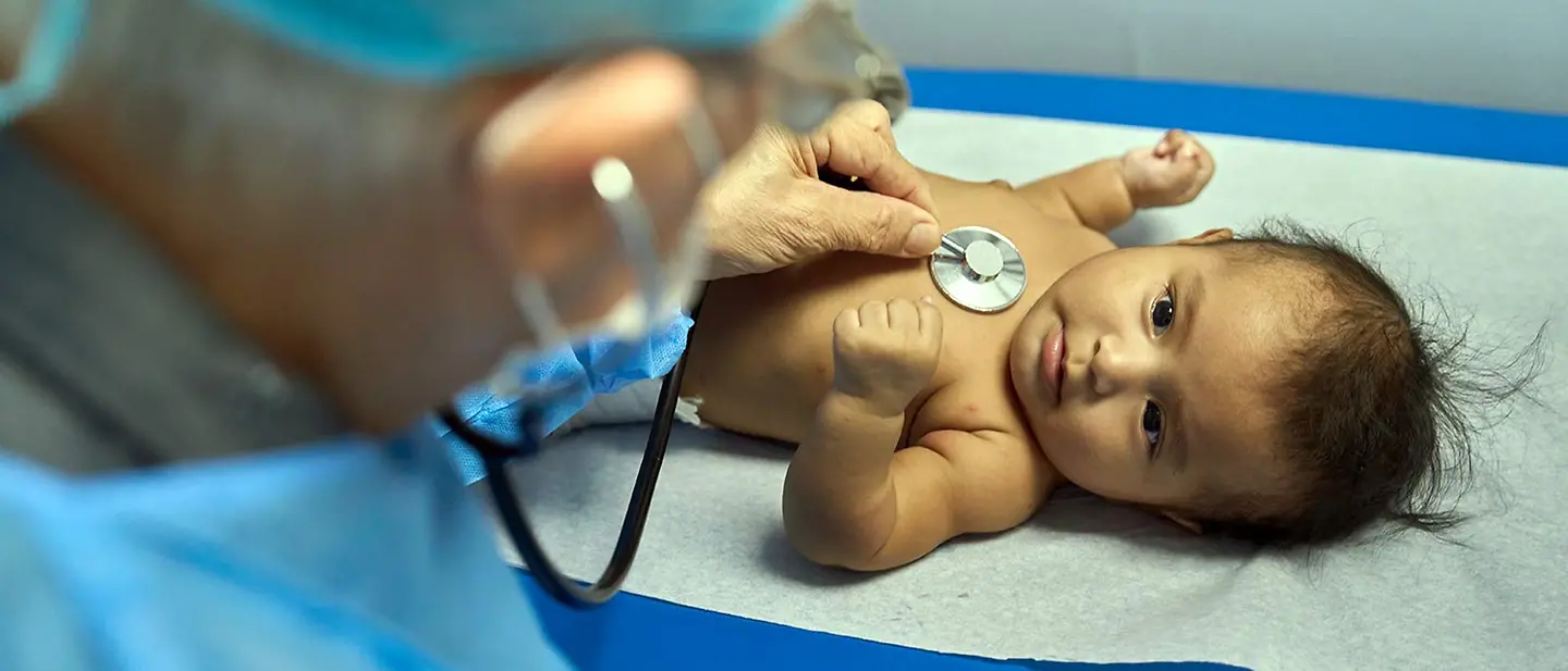 Medizinische Hilfe: Ein Arzt in Panama untersucht ein Neugeborenes. 