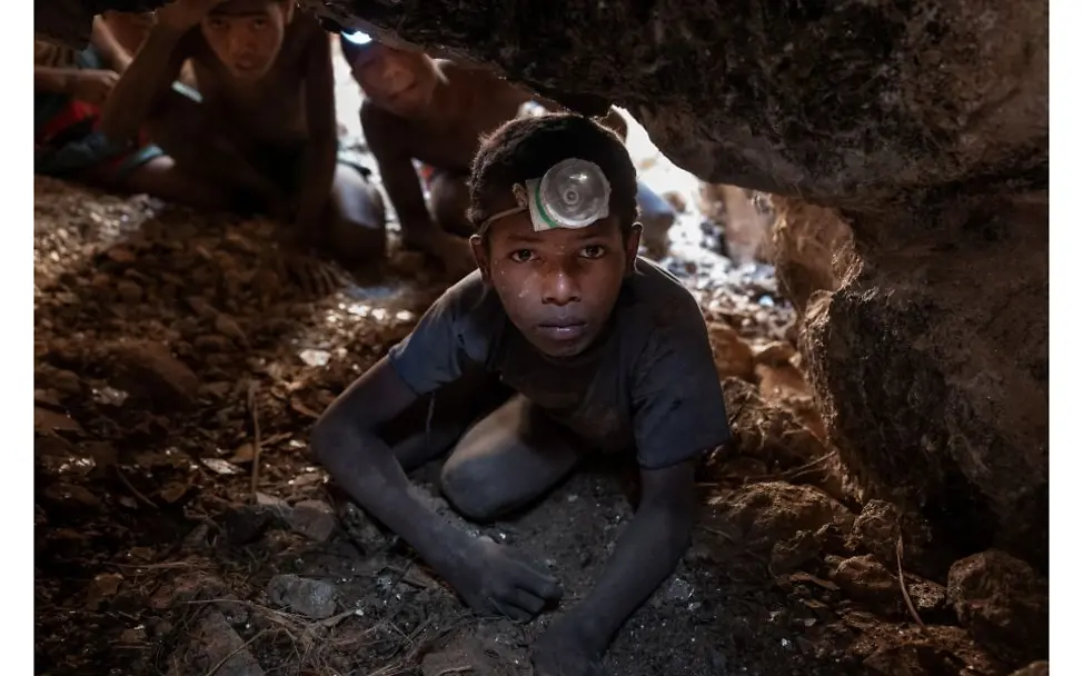 Kind arbeitet in einer Mica-Mine.