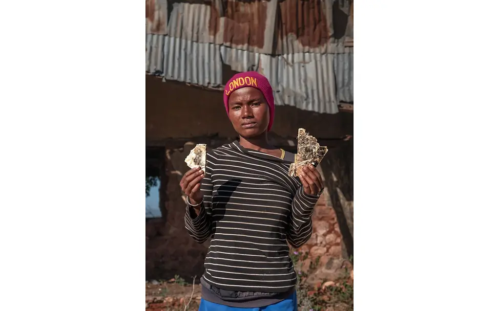 Mädchen hält zwei Mica-Stücke in den Händen.
