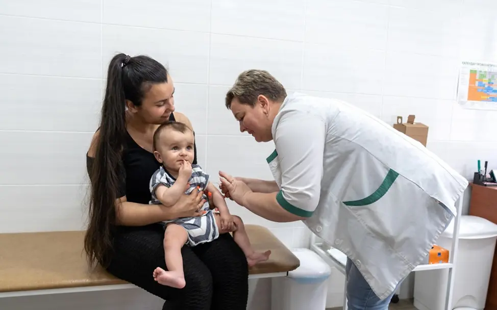 Der acht Monate alte Orest wird in einem Gesundheitszentrum in Kyjiw geimpft.