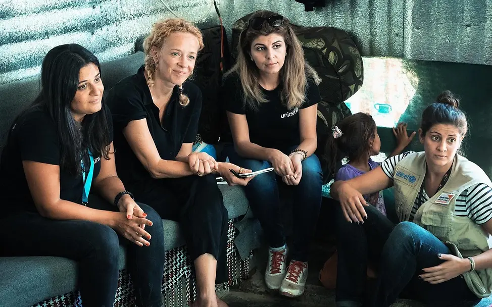 Gruppe von Frauen auf einer Couch