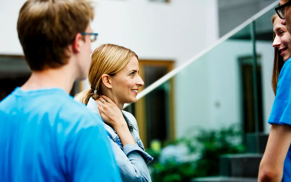 Eva Padberg im Gespräch mit Jugendlichen. | © UNICEF/Zimmermann Mehrere Personen im Gespräch