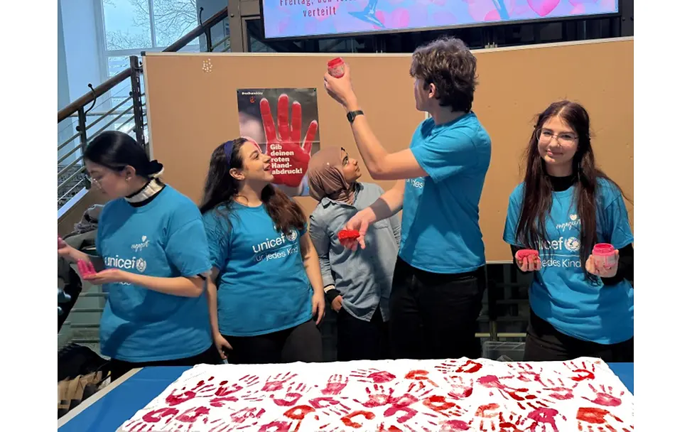 Red Hand Day am 12. Feb. 2026 im Felix-Klein-Gymnasium | © UNICEF Göttingen/Cvetskovska Red Hand Day am 12. Feb. 2026 im Felix-Klein-Gymnasium