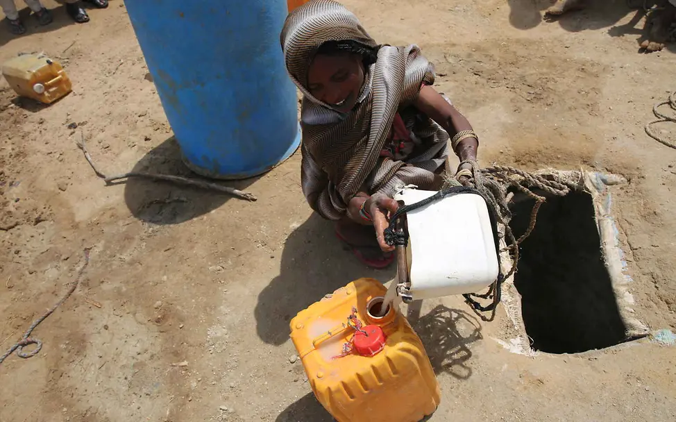 Hunger im Südsudan: An vielen Stellen hat die Dürre Wasserquellen versiegen lassen. | © UNICEF/UNICEF Photographer Südsudan Hungerkrise: Ein Kind holt Wasser aus einem Wasserloch im Boden.