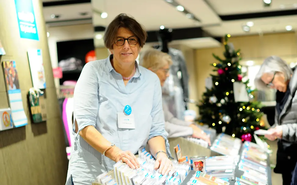Bild 3_Christa Moosburger_UNICEF-Grußkartenstand Teamleitung LUDWIG BECK_2024