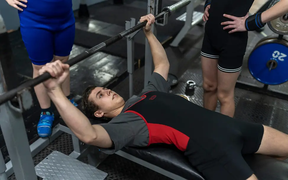 Jugendlicher beim Gewichtheben