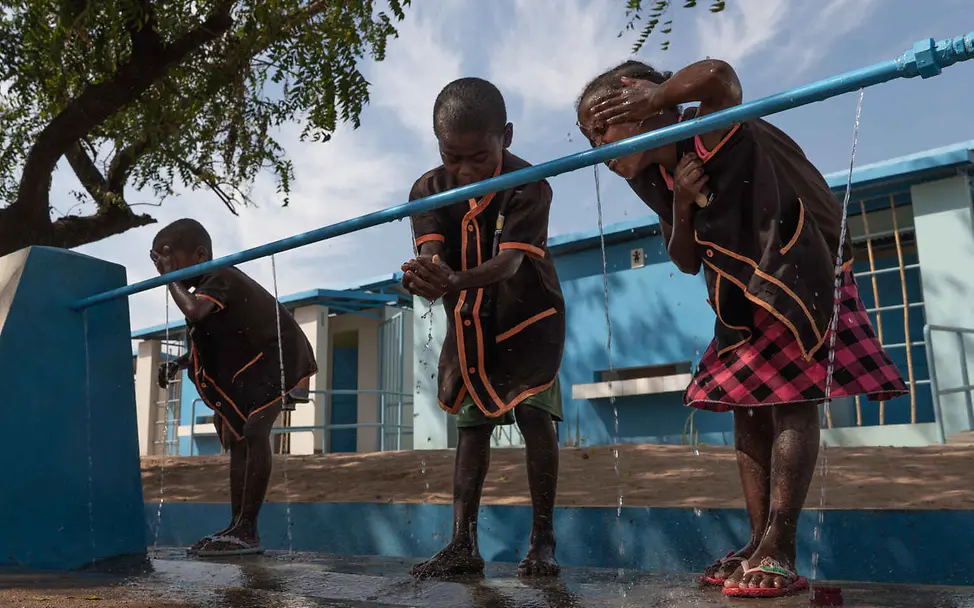 Madagaskar Hungerkrise: Schulkinder waschen sich die Gesichter an einer Wasserleitung.