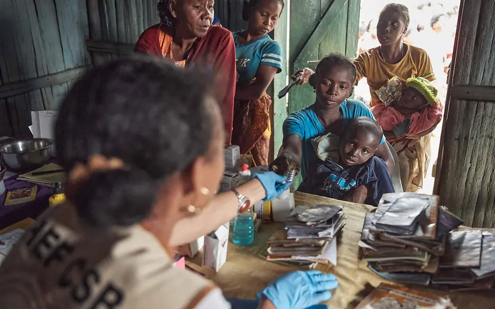 Madagaskar Hungerkrise: Mütter und ihre Kinder besuchen eine Sprechstunde des Gesundheitszentrum.