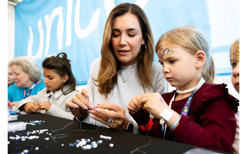 Jana Ina bastelt mit Kindern.