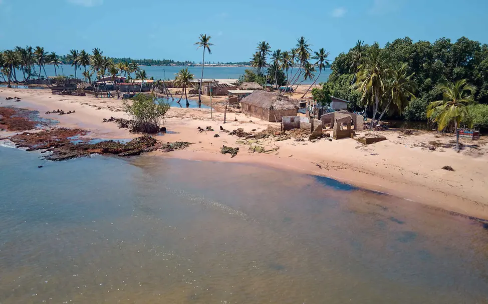 Was ist Klimaschutz: Der Anstieg des Meeresspiegels macht einige Küstenregionen unbewohnbar. | © UNICEF/Agyemang Klimaschutz einfach erklärt: Ein Stück Küste mit verlassenen Häusern.