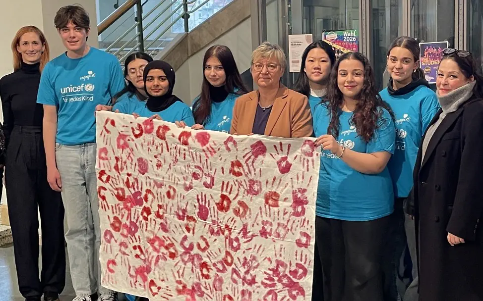Fototermin zur Übergabe mit der Bundestagsabgeordneten Frauke Heiligenstadt | © Peter Traupe mod by UNICEF Göttingen Fototermin zur Übergabe mit der Bundestagsabgeordneten Frauke Heiligenstadt