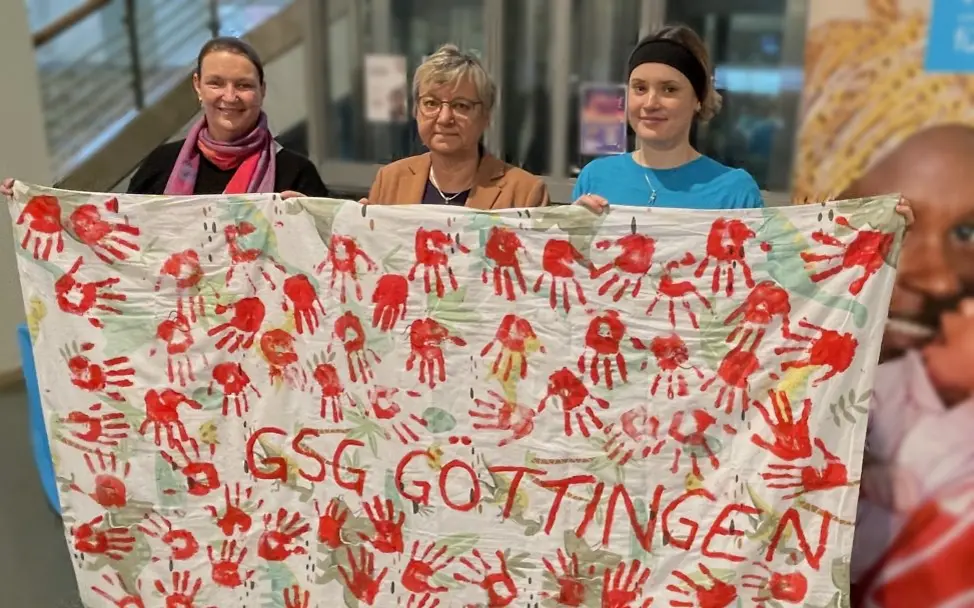 Engagierte der Geschwister-Scholl-Gesamtschule schufen dieses Red-Hand-Banner | © Peter Traupe mod by UNICEF Göttingen Engagierte der Geschwister-Scholl-Gesamtschule schufen dieses Red-Hand-Banner