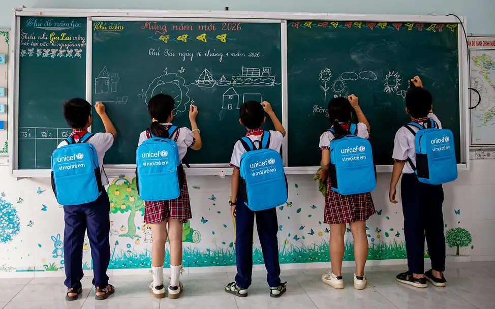 Kinder in Vietnam gehen nach Stürmen und Überschwemmungen wieder zur Schule.
