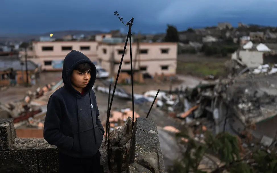 Libanon: Ein Junge steht vor einem im Krieg beschädigten Haus. 