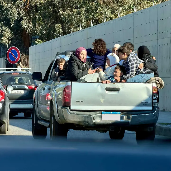 Libanon Gewalt: Menschen sitzen dicht gedrängt auf der Ladefläche eines Pickups, um den Kämpfen zu entkommen 