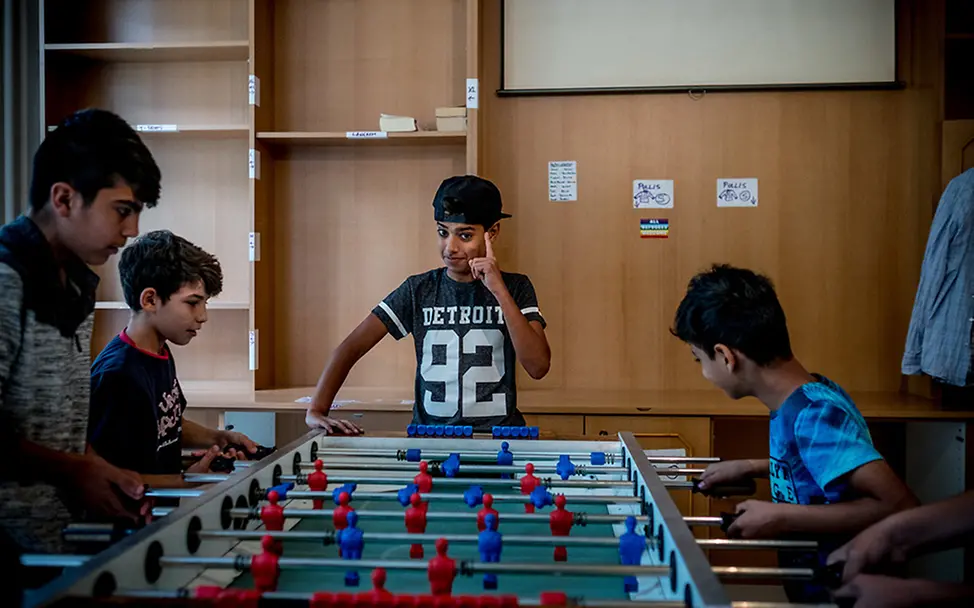 Österreich: Kinder in Flüchtlingsheim spielen mit einem Tischkicker. | © UNICEF/Gilbertson VII Photo Österreich: Kinder in Flüchtlingsheim spielen mit einem Tischkicker.