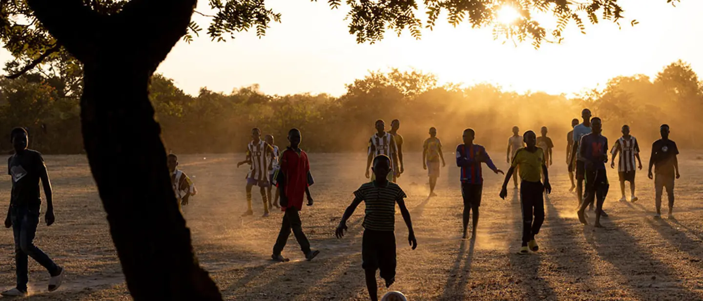 Sambia: Kinder und Jugendliche spielen gemeinsam Fußball. | © UNICEF/Schermbrucker Sambia: Kinder und Jugendliche spielen gemeinsam Fußball.