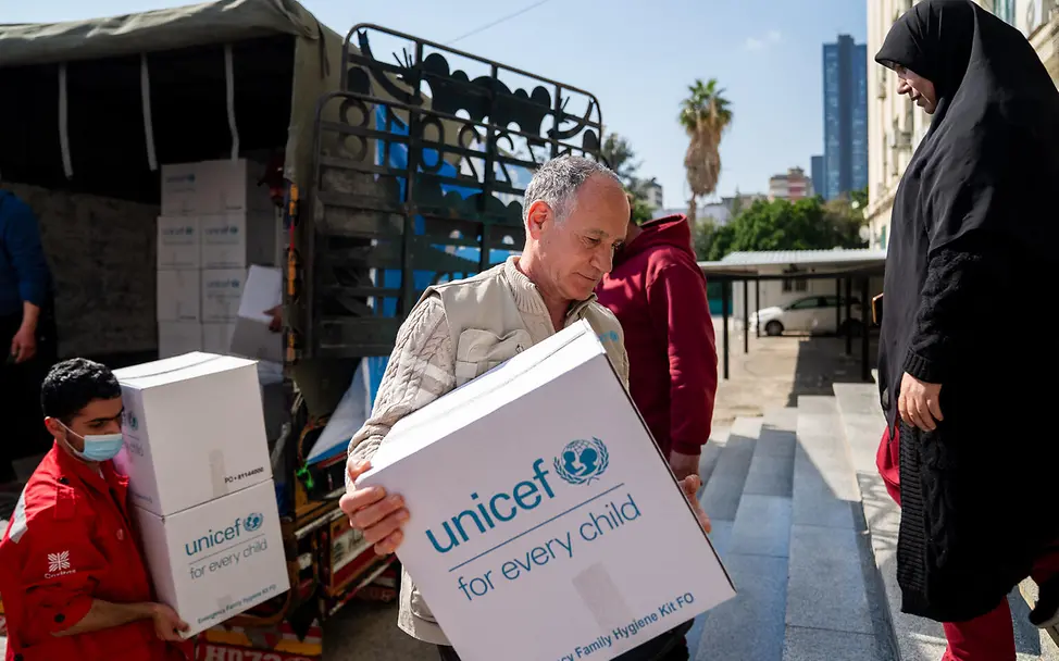 Libanon Krieg: Ein UNICEF-Helfer bringt eine Kiste mit Hilfsgütern in eine Notunterkunft